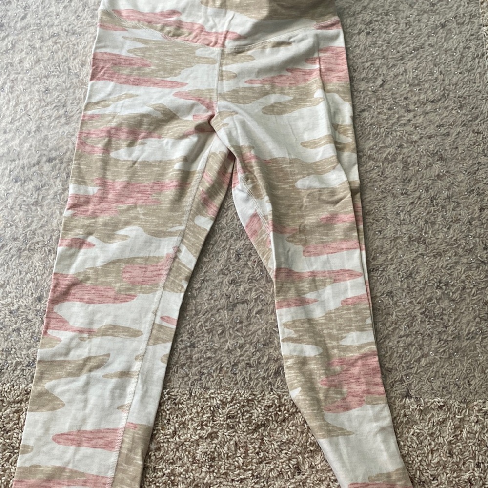 Old Navy pink camouflage, extra high rise leggings. Size Medium.